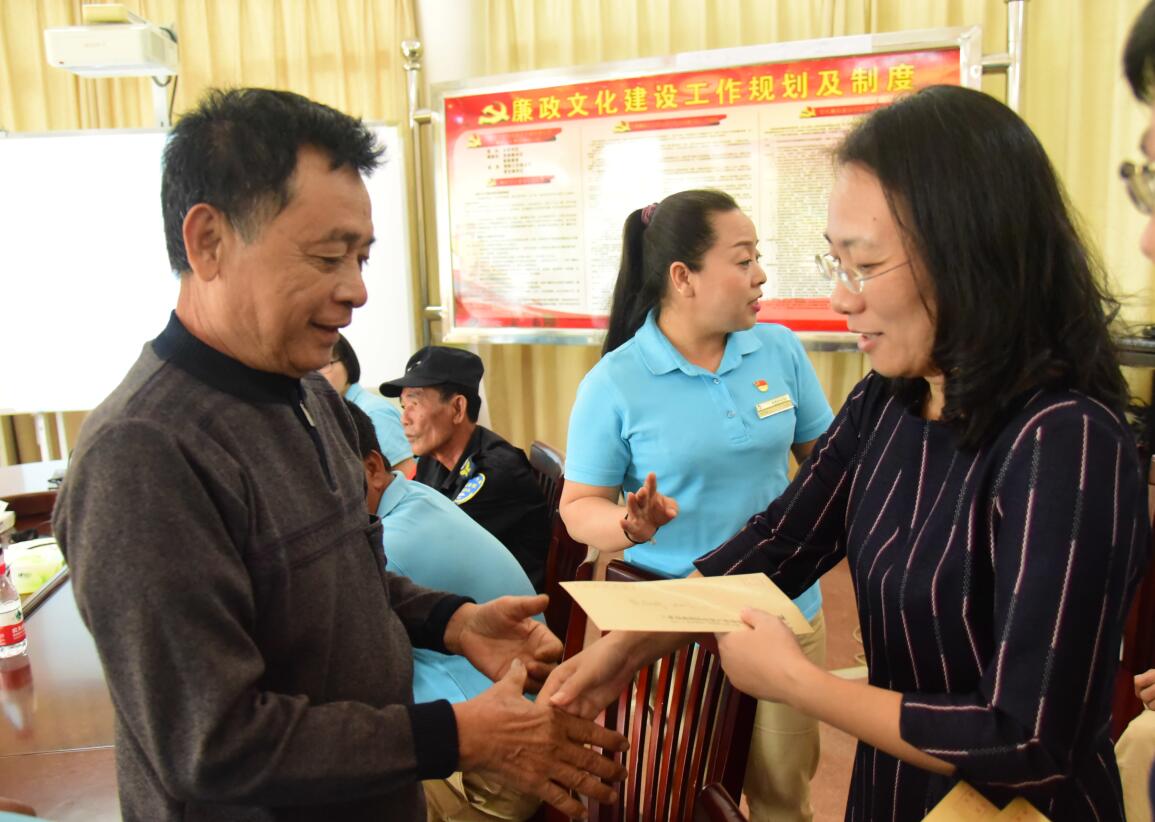 市國(guó)資委黨委書記、主任周春華走進(jìn)天涯海角景區(qū)慰問困難黨員.jpg